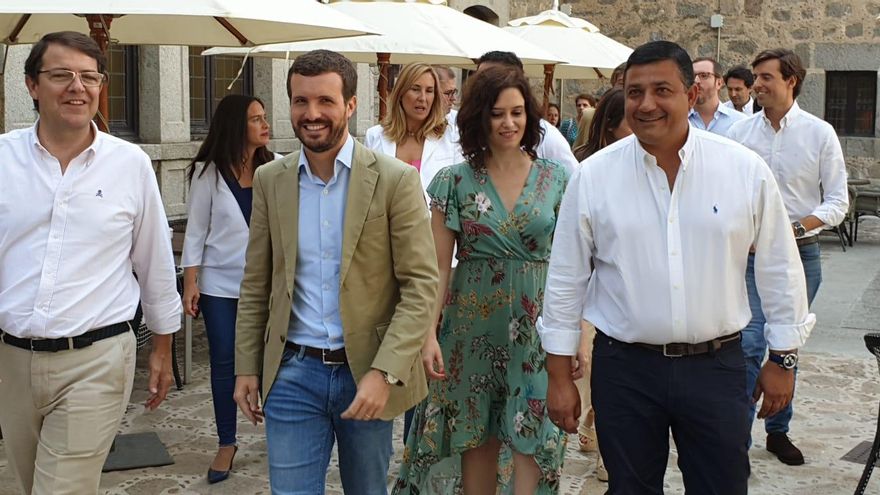 Mañueco y Casado, acompañados de Isabel Díaz Ayuso, durante la campaña de las pasadas elecciones generales.