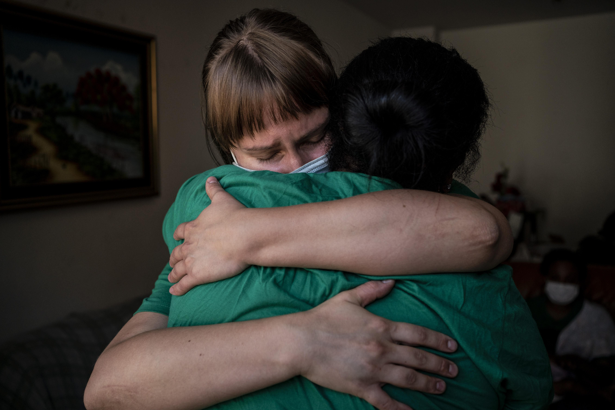 Lotta se abraza con Jennifer, esperando la hora de su desahucio en 2014, de un bloque de SAREB, recuperado por la PAH
