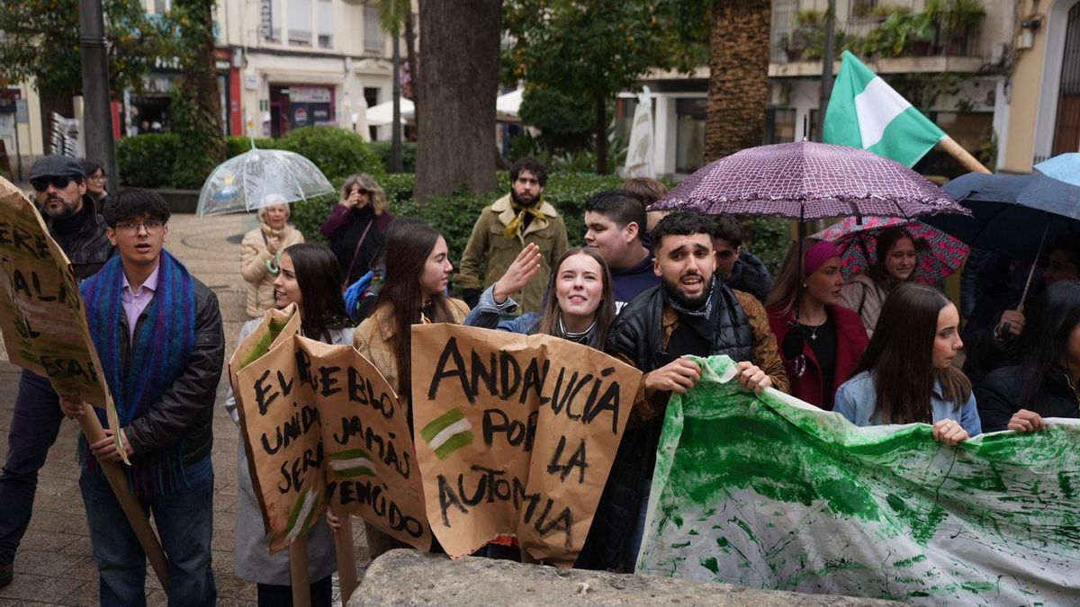 Una representación escénica callejera rememora las manifestaciones del 4 de diciembre
