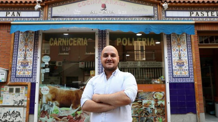 Llega la luna llena de agosto y los musulmanes en España agotan las existencias de las carnicerías y tiendas "halal" para celebrar con familiares y amigos la "Fiesta del Sacrifico" o "Eid al Adha". En la imagen, el dependiente de uno de estos establecimientos en Madrid.