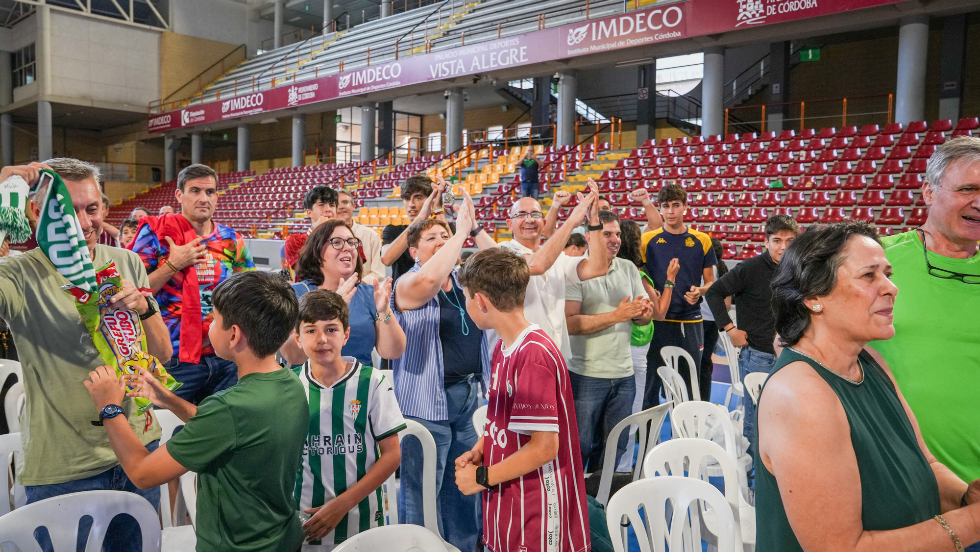 Aficionados del Coto Córdoba celebran frente a la pantalla gigante el ascenso de categoría