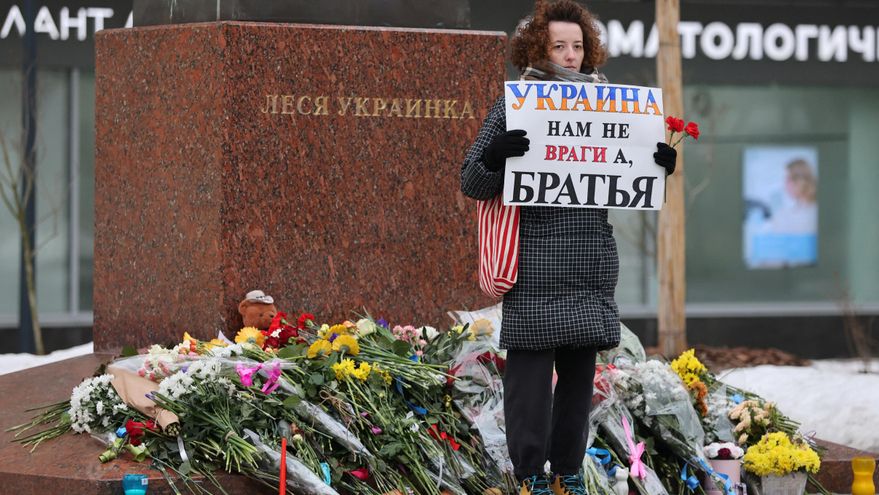 Los rusos que homenajean en silencio a los muertos de la guerra: "Ucrania no es nuestro enemigo"