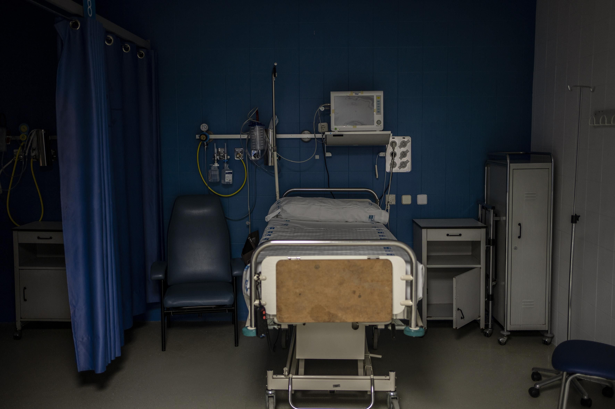 Una cama vacía en la zona de urgencias del hospital. Durante los meses pasados la mayoría estaban ocupadas por pacientes con COVID-19, el pasado 21 de mayo sólo había 2 personas.