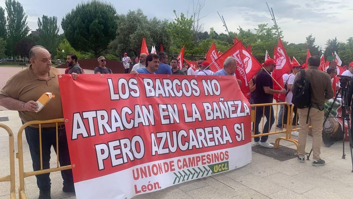 Concentración a las puertas de las Cortes de Castilla y León