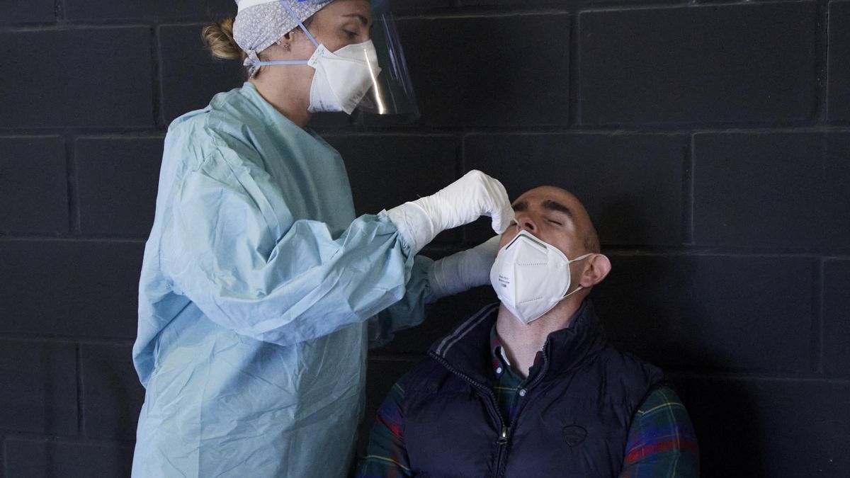 Un trabajador sanitario realiza un test de antígenos