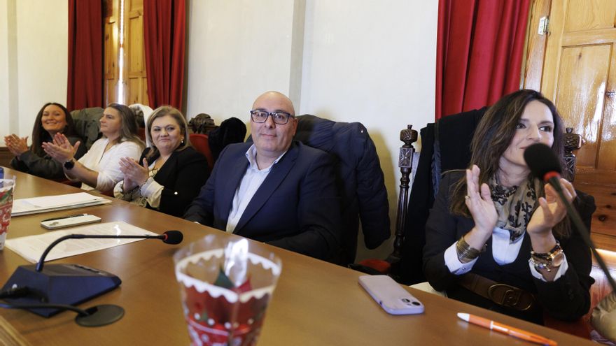 La hasta ahora concejal de Igualdad de Pinos Puente, Margarita Álvarez, a la derecha del alcalde, Iván Fernández, en el pleno de moción de censura del pasado 18 de diciembre.