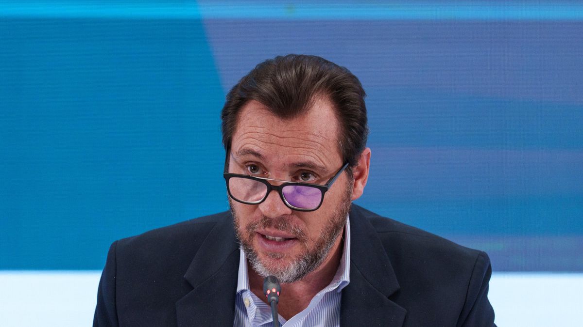 El ministro de Transportes y Movilidad Sostenible, Óscar Puente, atiende a los medios en una rueda de prensa, en la sede del Ministerio de Transportes, a 23 de enero de 2026, en Madrid (España).