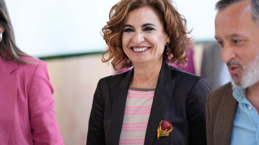 La secretaria general del PSOE-A, María Jesús Montero a su llegada a la  atencion a los medios de comunicación La secretaria general del PSOE-A,