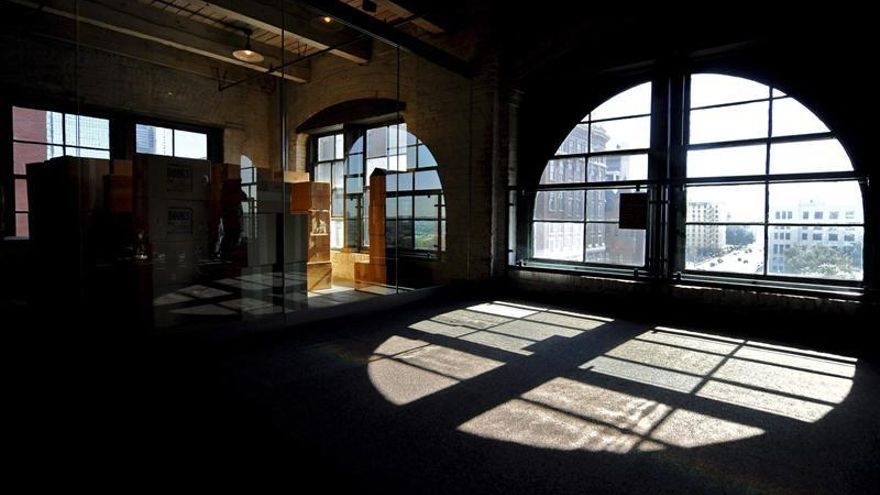 Subastan el anillo de bodas del asesino de Kennedy por 108.000 dólares