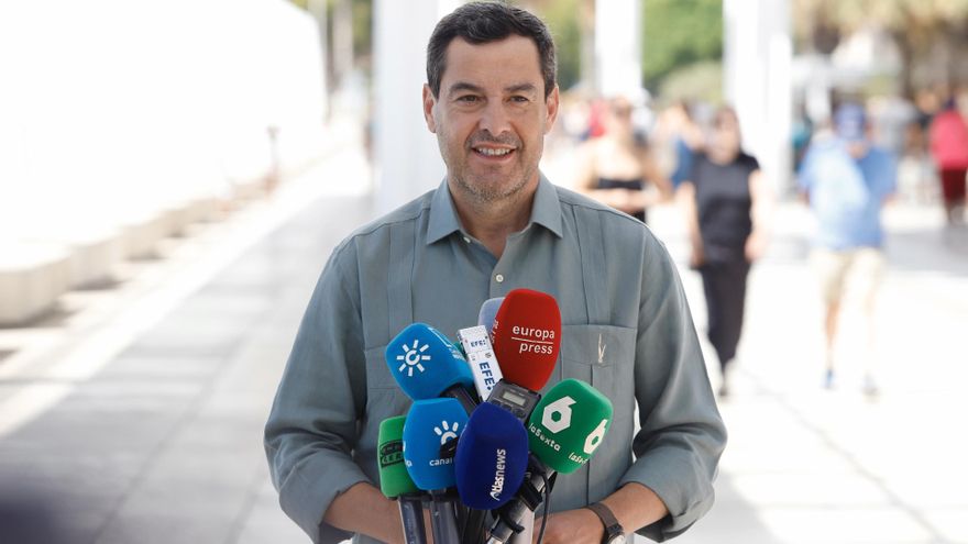 El presidente de la Junta de Andalucía, Juanma Moreno, atiende a los medios de comunicación.