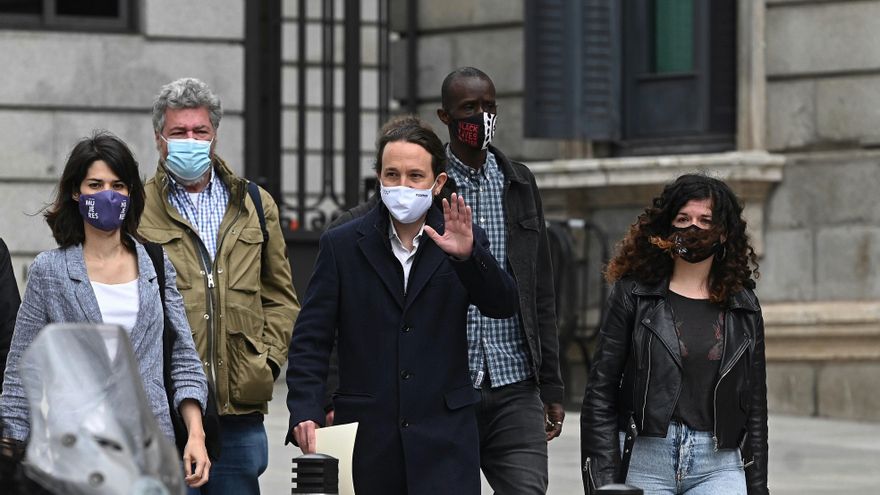 El candidato de Unidas Podemos a la Presidencia de la Comunidad de Madrid, Pablo iglesias (c), acompañado por varios miembros de su partido este viernes a las puertas del Congreso. Pablo Iglesias ha abandonado este viernes el debate electoral en la Cadena Ser después de que Rocío Monasterio, de Vox, haya puesto en duda la veracidad de las cartas amenazantes recibidas por Iglesias. EFE/Fernando Villar