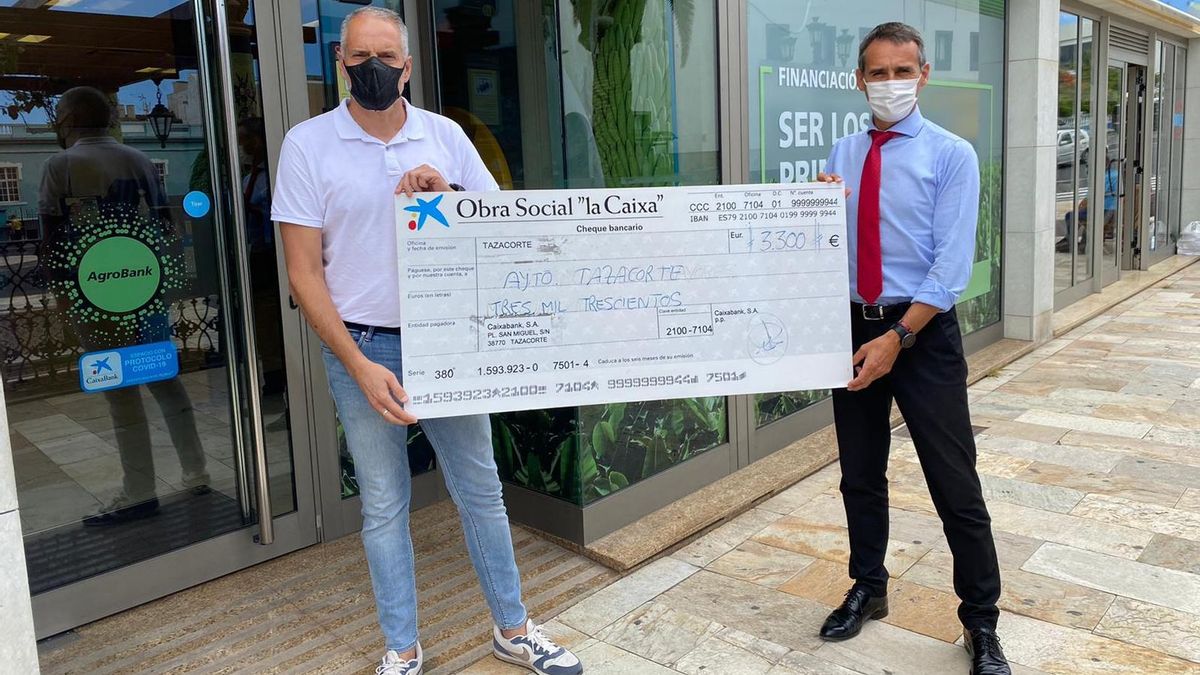 Entrega simbólica del cheque por importe de 3.300 euros.