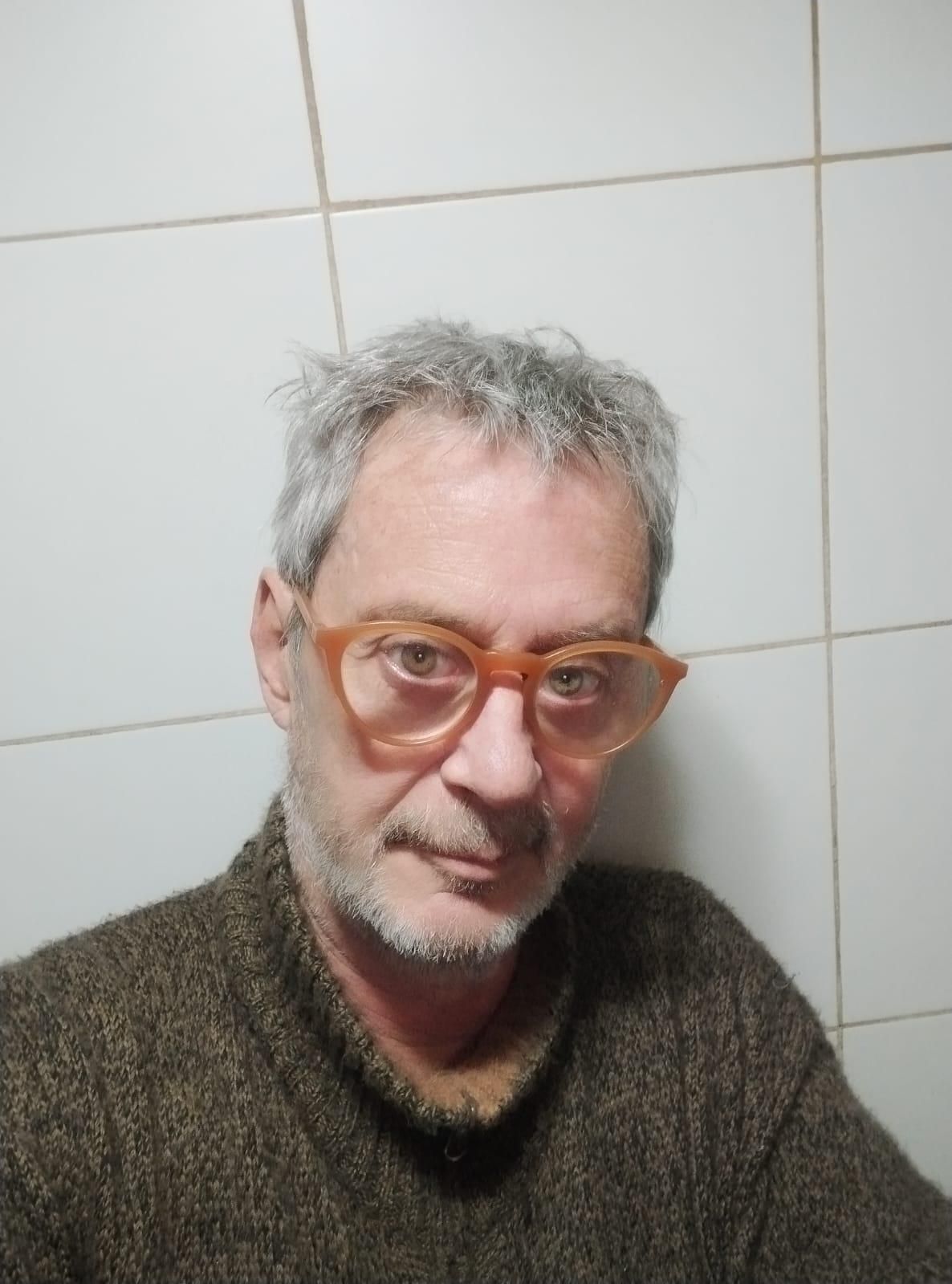 El escritor es licenciado en Letras por la Universidad de Buenos Aires.