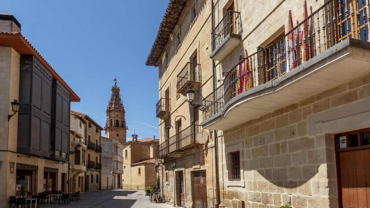 En este enclave singular la tranquilidad diaria contrasta con la antigua función militar que dio origen a su trazado urbano original