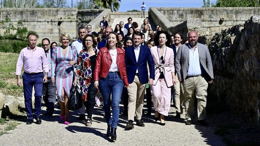La candidata del PP en Extremadura avala que dos de sus cargos vayan en la lista de un condenado por violencia machista