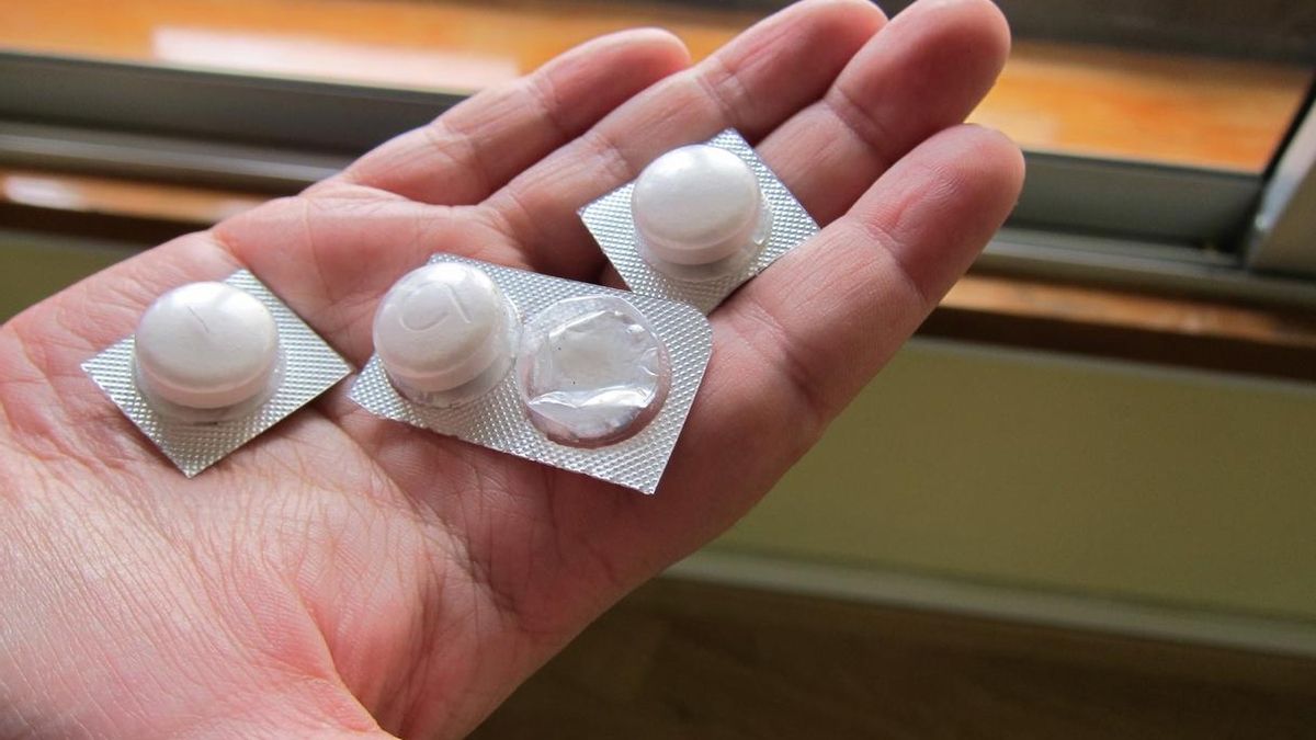 Una persona muestra su medicación.