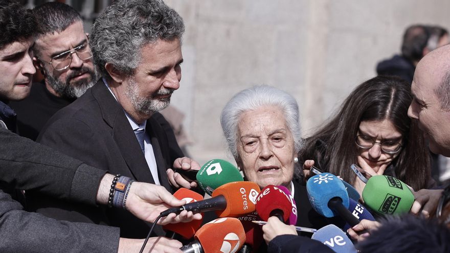 Compañeros y amigos se despiden del periodista Raúl del Pozo en la capilla ardiente. En la imagen su hermana Angelines