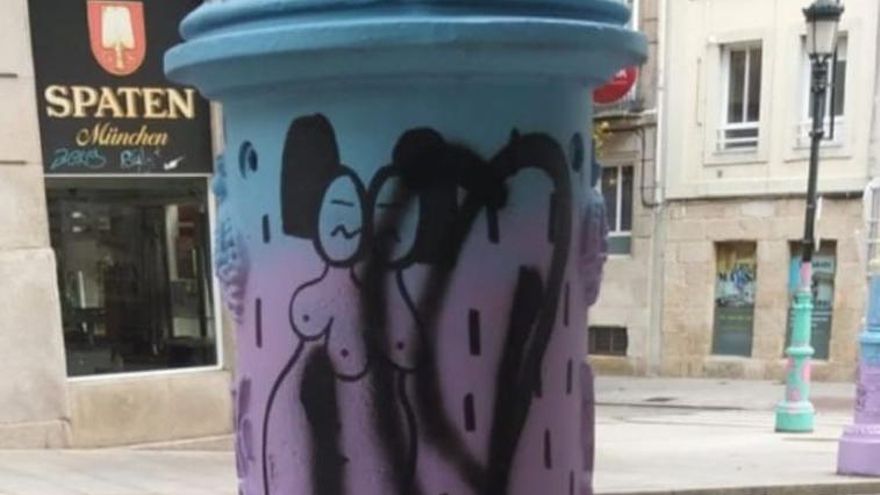 Aparecen vandalizadas farolas con decoración feminista en Vigo