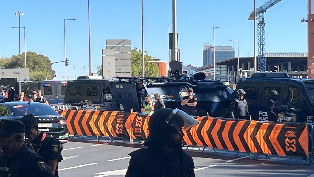 Despliegue policial en la Glorieta de Carlos V (Madrid), con la estación de Atocha al fondo