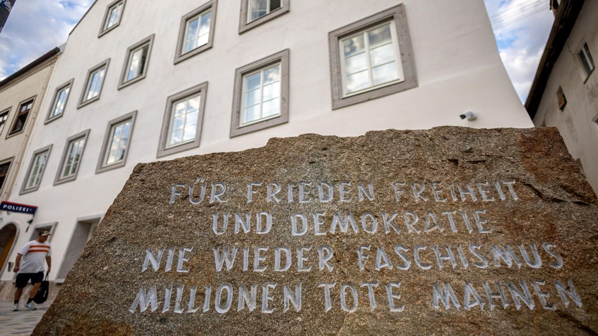 memorial contra la guerra y el fascismo delante de la casa natal de Adolf Hitler convertida en comisaría en en Braunau am Inn, Austria 