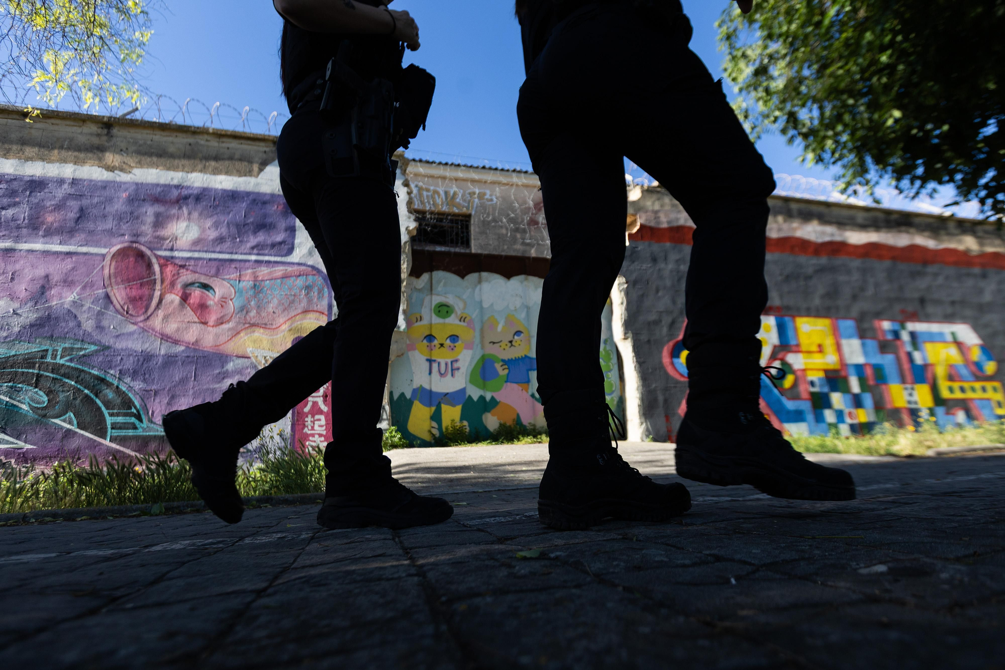 Agentes de la Policía Local patrullan el perímetro de la antigua prisión