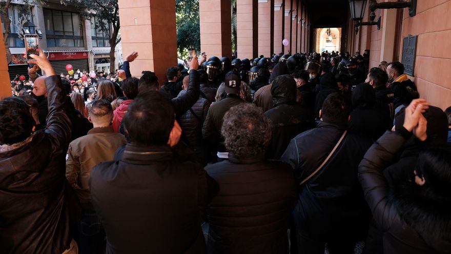 Más de 500 personas se concentran ante el Consolat de Mar, sede del Govern balear en Palma, Islas Baleares (España), a 12 de enero de 2021. Al grito de 'Armengol dimisión', los manifestantes protestaban contra las restricciones aprobadas por el Ejecutivo autonómico para frenar la expansión del COVID-19 -en protesta por el cierre de bares y restaurantes durante 15 días-, pese a que la Delegación del Gobierno había prohibido la manifestación por motivos sanitarios.