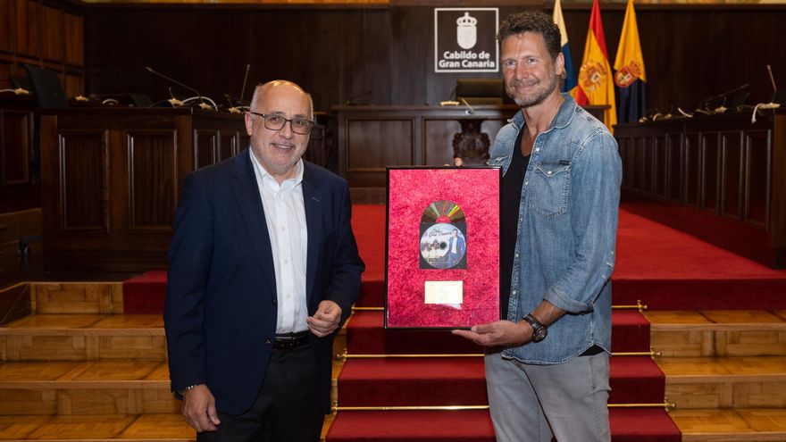 Clou Simon junto al presidente del Cabildo de Gran Canaria durante el acto de entrega del disco de oro.