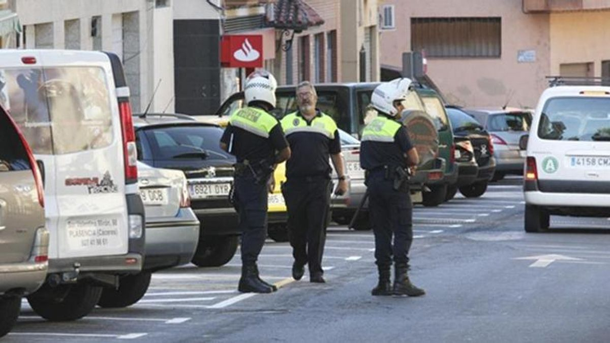 Se graba orinando en un coche de Policía en Plasencia y le caen 1.000 euros