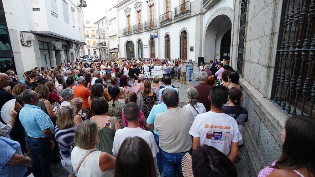 Concentración de repulsa por el asesinato machista de Pozoblanco celebrada este pasado martes.