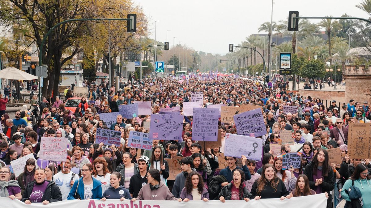 Cerca de 3.000 personas claman en Córdoba por la igualdad y la paz, y contra el fascismo