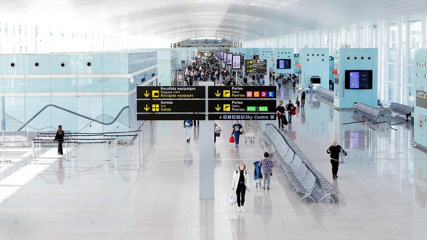 Decenas de personas sin hogar son desalojadas del Aeropuerto de Barcelona a las puertas del Mobile World Congress