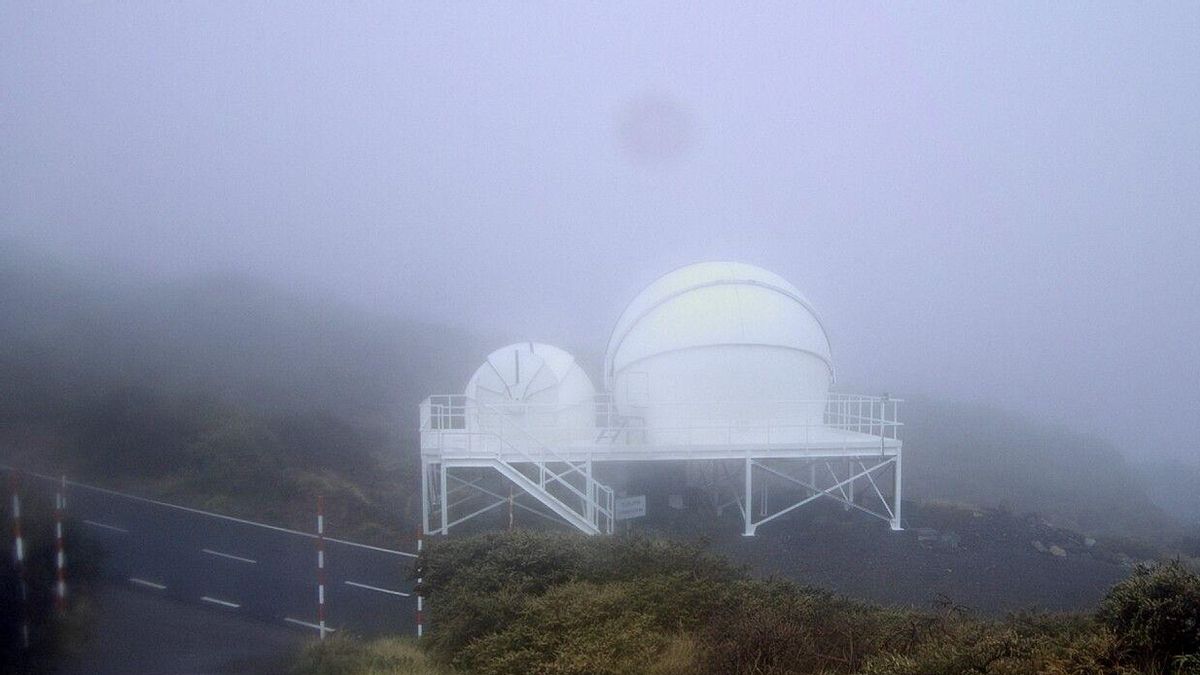 En la imagen, entorno de los telescopios Warwick, en el Observatorio del Roque de Los Muchachos,  en la mañana de este martes. Imagen captada de la webcam de los telescopios Warwick.