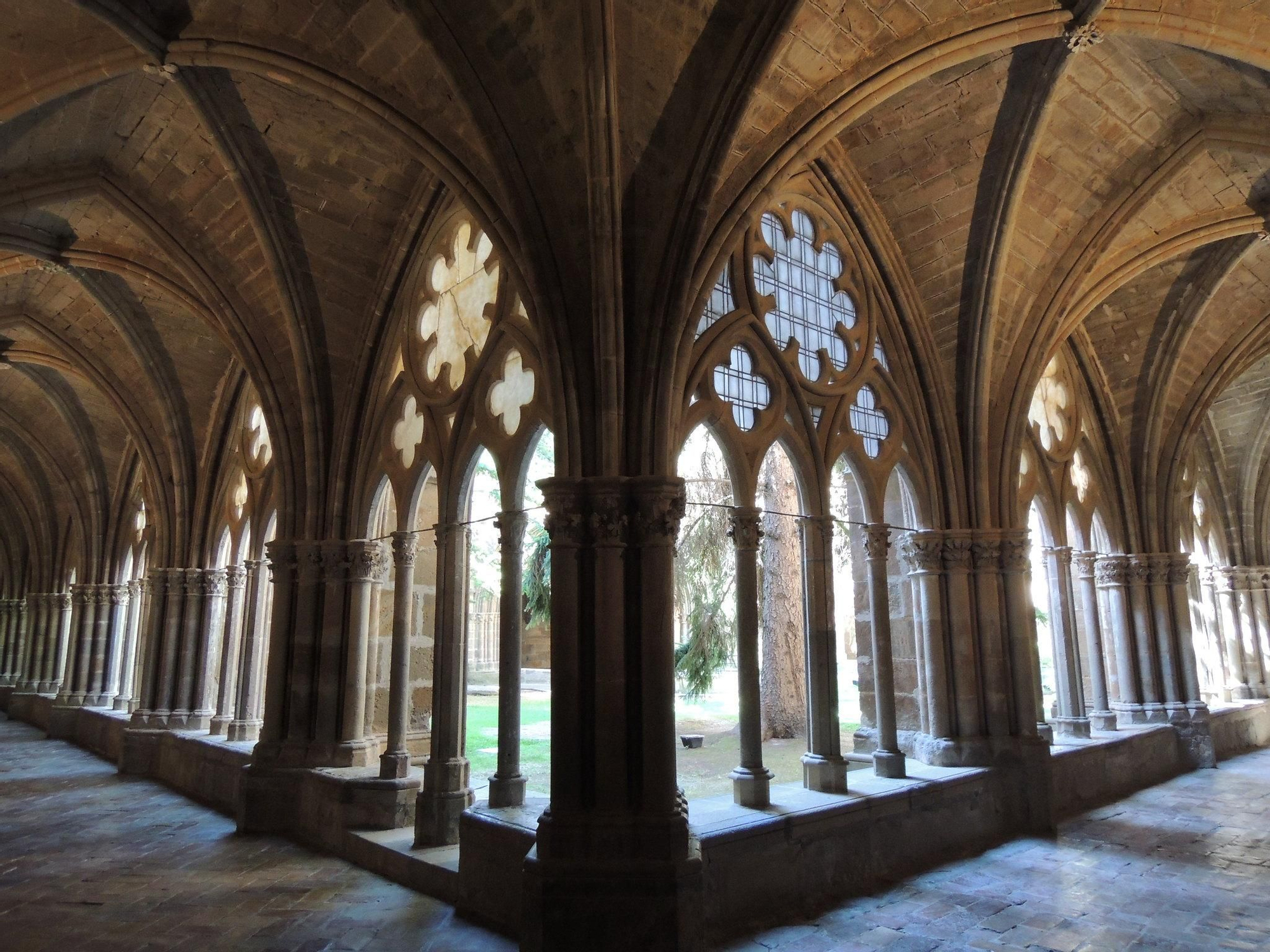 Claustro de La Veruela. En estos pasillos Gustavo Adolfo Bécquer tomó contacto con los mitos e historias fantásticas del Moncayo.