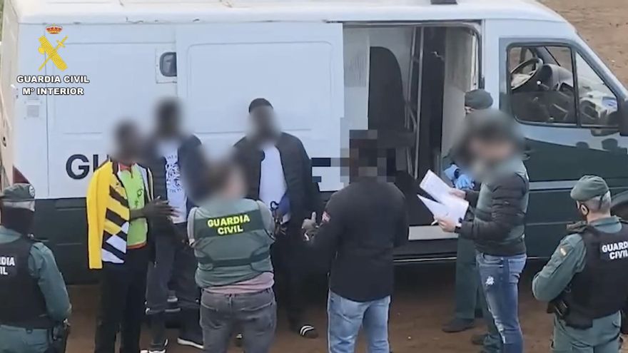 Detenidos los patrones de un cayuco que llegó a Canarias y en el que hubo ocho fallecidos, entre ellos un bebé