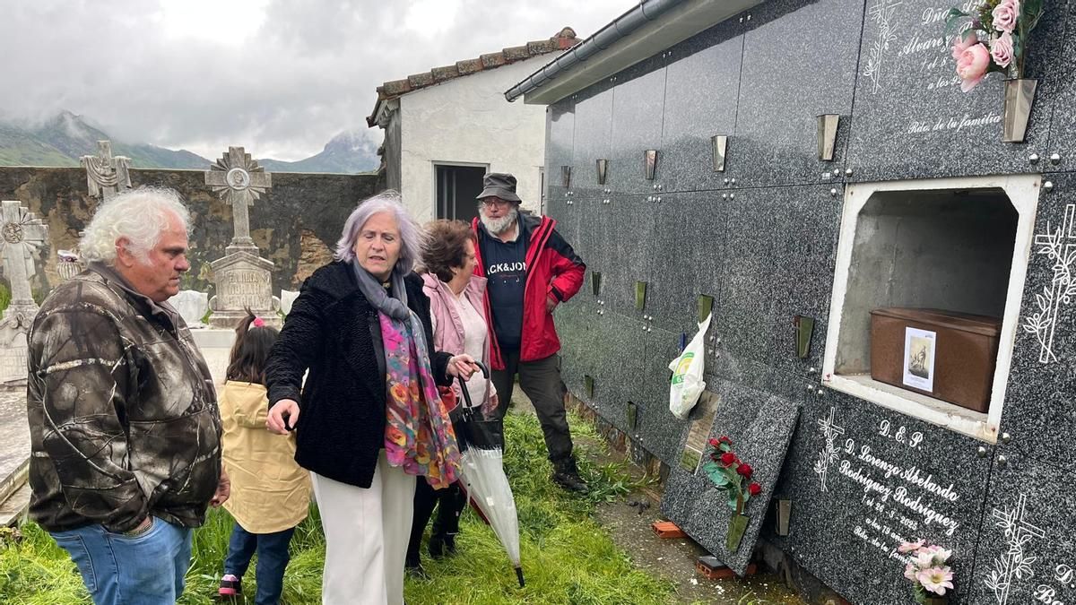 La ARMH entrega en Casares de Arbas los restos de dos jornaleros asesinados en Poladura de la Tercia