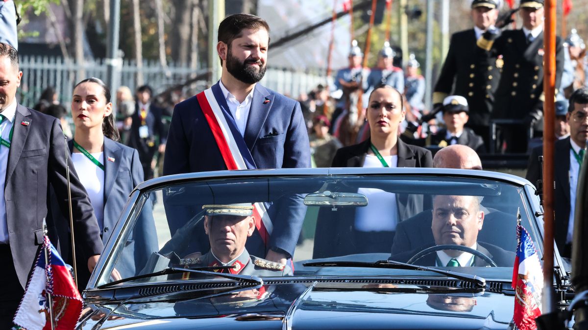 Fotografía de archivo que muestra al presidente de Chile, Gabriel Boric (c), saludando en Valparaíso (Chile). 