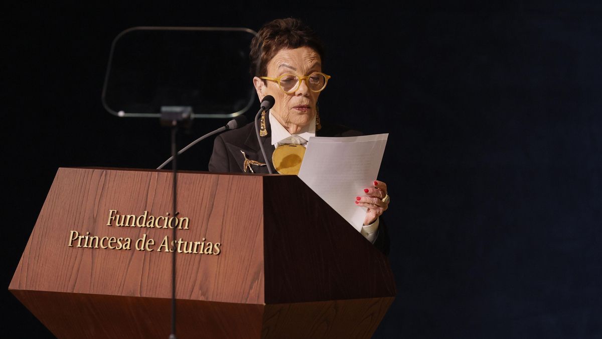 Graciela Iturbide, en pleno discurso durante la ceremonia en el Teatro Campoamor de Oviedo.