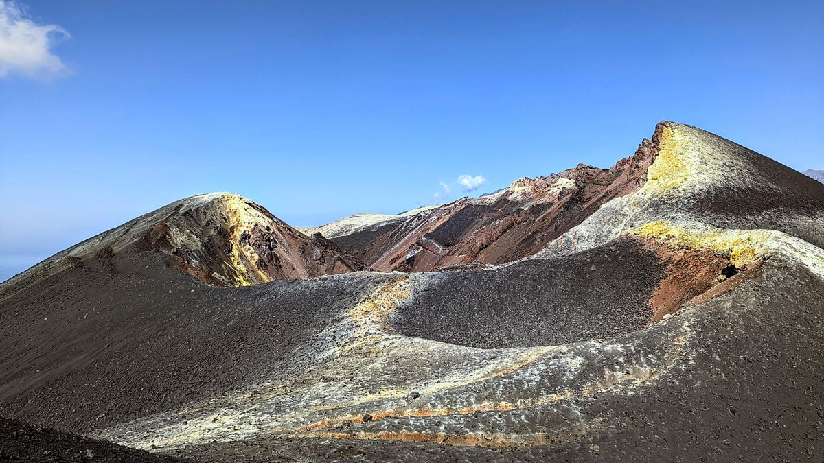 Cráter del volcán Tajogaite. Foto: JOSÉ F. AROZENA