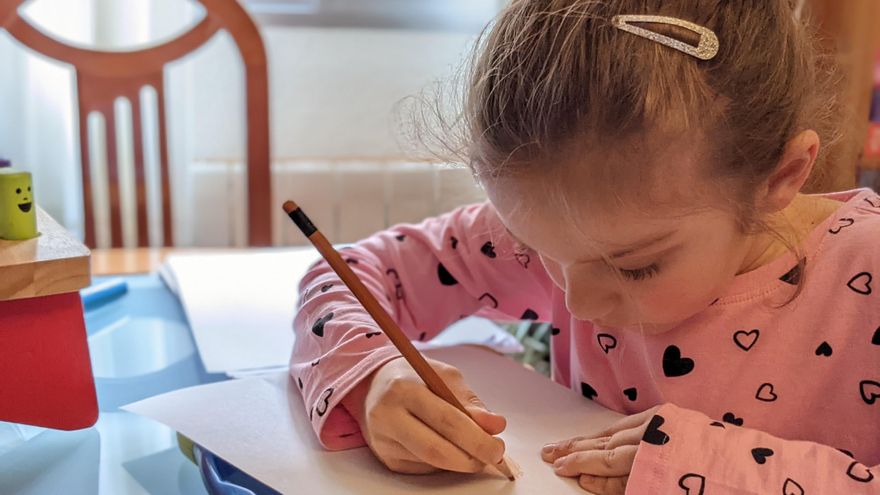 La pequeña Darynka, de seis años, ha huido junto a su madre de Ucrania.