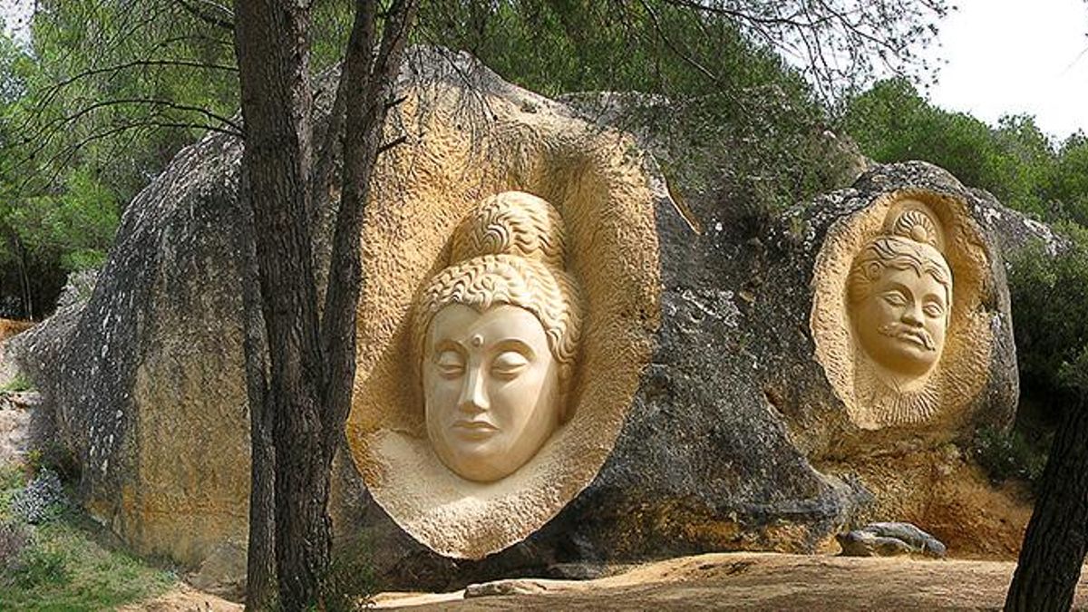 Figuras budistas, dioses indios y hasta Beethoven aparecen en esta curiosa ruta de 20 esculturas esculpidas en roca caliza