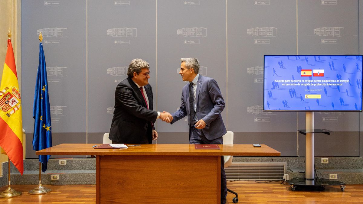 El ministro José Luis Escrivá y el vicepresidente de Cantabria, Pablo Zuloaga.