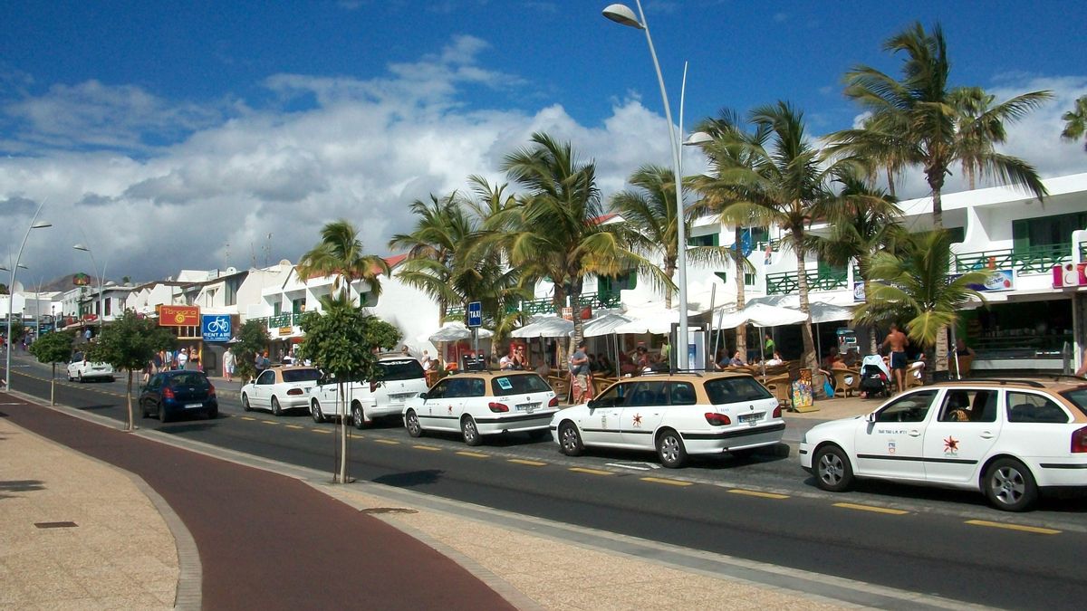 Lanzarote declara el aeropuerto y el puerto de Arrecife áreas sensibles para el servicio de taxi