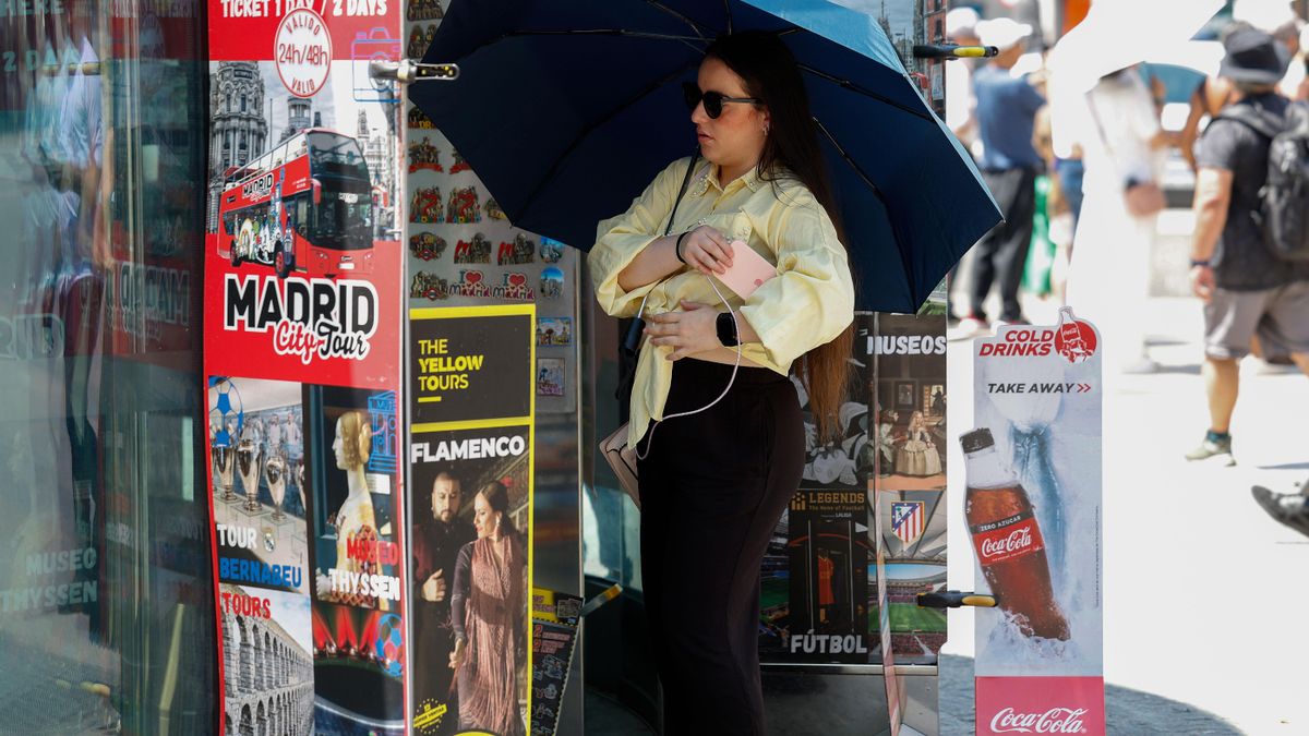 Una persona se protege del sol con un paraguas en Madrid