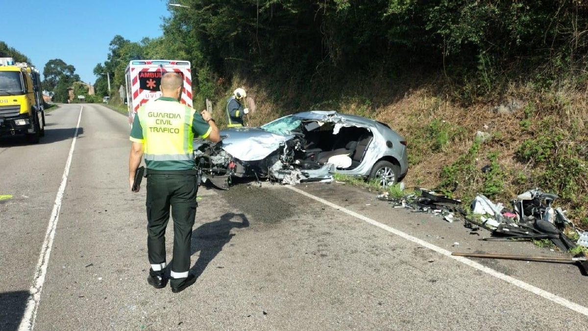 Agentes de la Agrupación de Tráfico de la Guardia Civil de Asturias y Bomberos del SEPA, en el lugar del accidente en Carreño.
