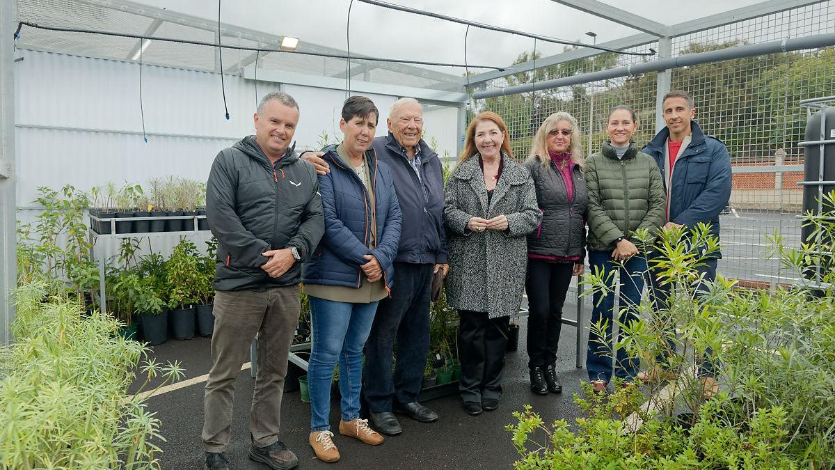 Pedro Millán, director insular del Medio Natural del Cabildo de Tenerife; Blanca Pérez, consejera del Medio Natural y Sostenibilidad del Cabildo de Tenerife; Wolfredo Wildpret, catedrático emérito de la ULL; Marta Domínguez, vicerrectora de Infraestructura y Sostenibilidad; Victoria Eugenia Martín, directora de la Cátedra Jardín Botánico Wolfredo Wildpret; Belén Machado, responsable de la Fundación Moeve en Canarias; y Diego Brook, gerente de la Fundación Santa Cruz Sostenible