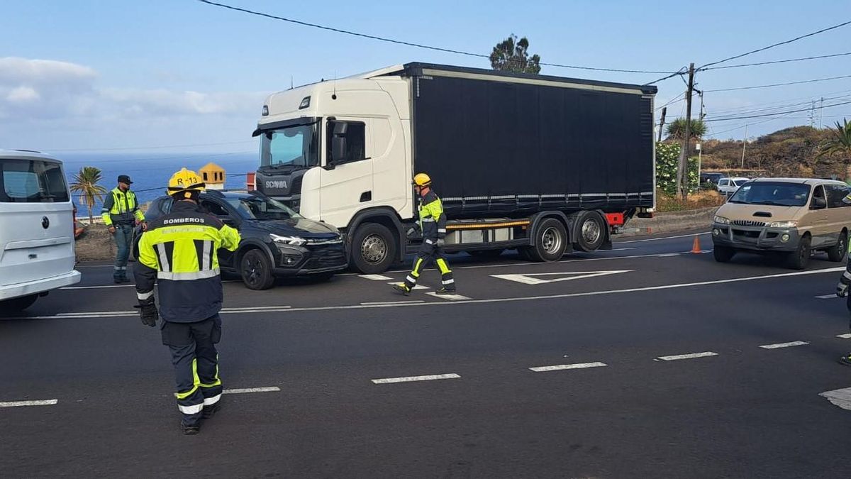 El coche y el camión tras la colisión en la rotonda de El Drago (Breña Baja).