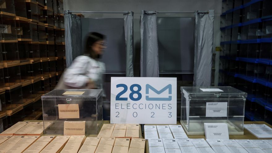 Una persona junto a papeletas electorales para las próximas elecciones municipales del 28 de mayo, a 23 de mayo de 2023, en Valencia, Comunidad Valenciana (España).