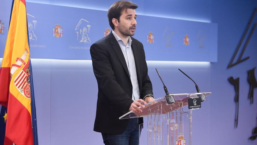 El portavoz de Podemos en el Congreso, Javier Sánchez Serna, durante una rueda de prensa en el Congreso de los Diputados, a 1 de abril de 2025, en Madrid (España).