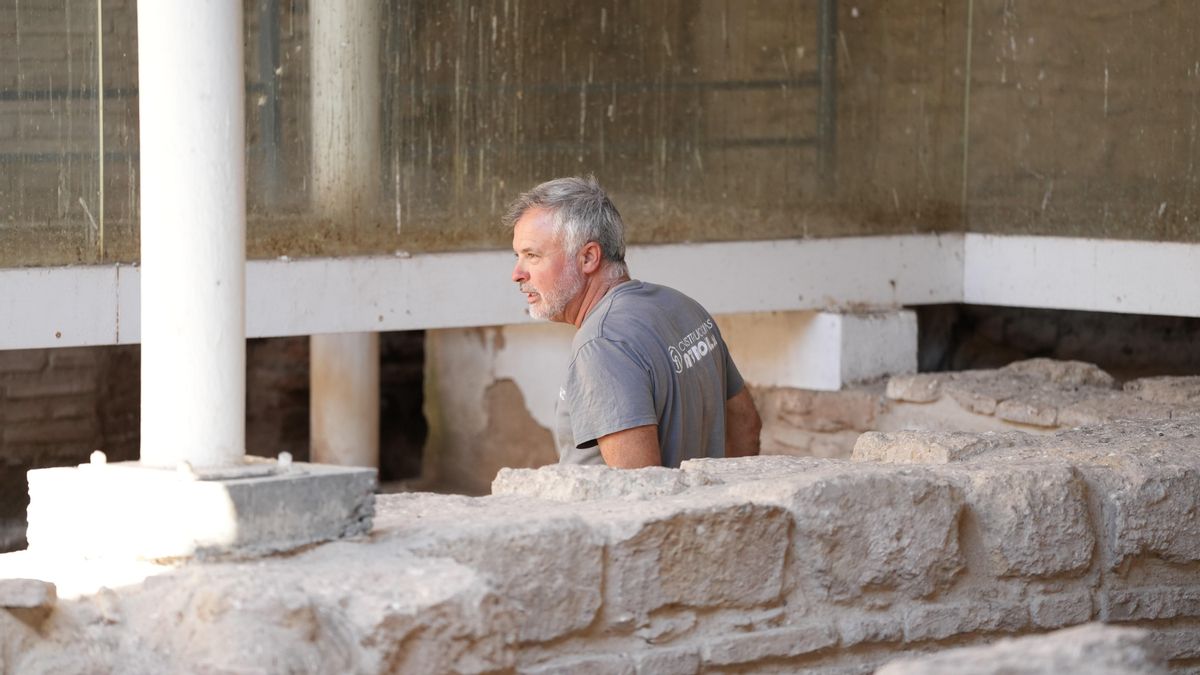 La consejera de Cultura y Deporte en funciones de la Junta, Patricia del Pozo, y el alcalde de Córdoba, José María Bellido, visitan las obras en el enclave monumental de la Sinagoga