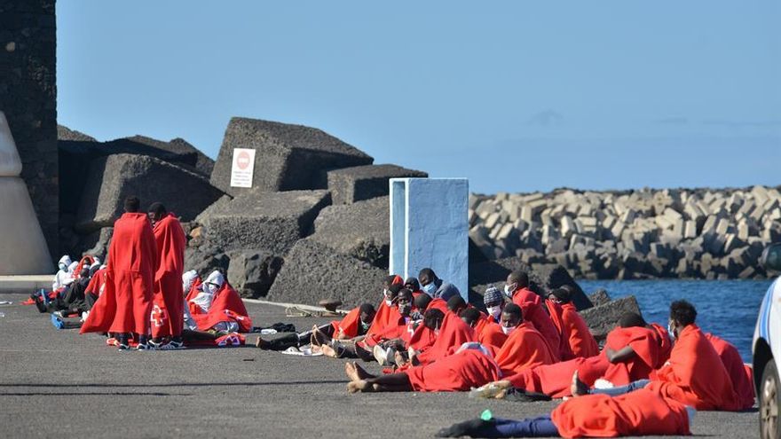 Un buque de Naviera Armas trasladará a Tenerife a más de 400 personas migrantes que llegaron a El Hierro